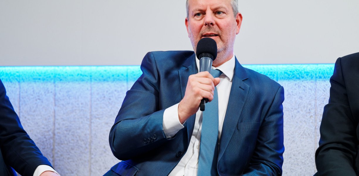 „Jednorázové vlny a nepředvídatelnost trhů jsou brzdy.“ Marek Tabašek z SSI Energy vystoupil na konferenci Právo a energetika
